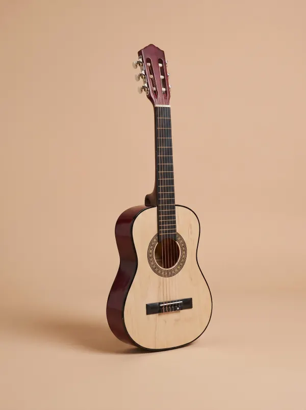 Guitare enfant · Décors et accessoires, dressing du studio de Julie Dugardin Photographe