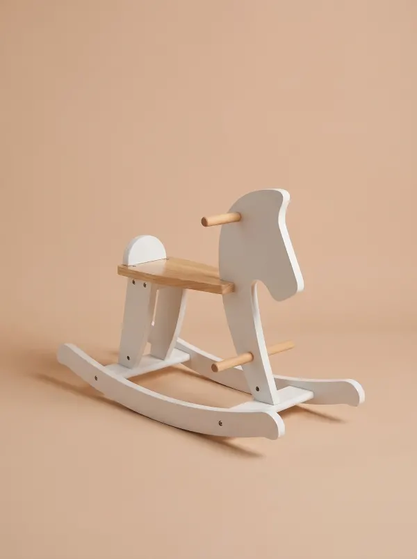 Cheval à bascule enfant · Mobilier, dressing du studio de Julie Dugardin Photographe