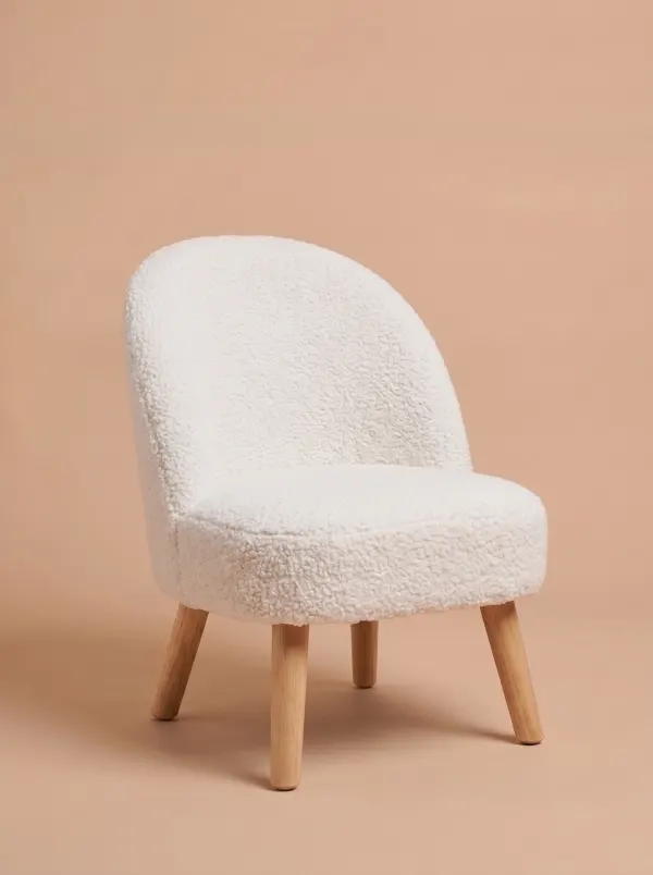 Fauteuil enfant blanc · Mobilier, dressing du studio de Julie Dugardin Photographe