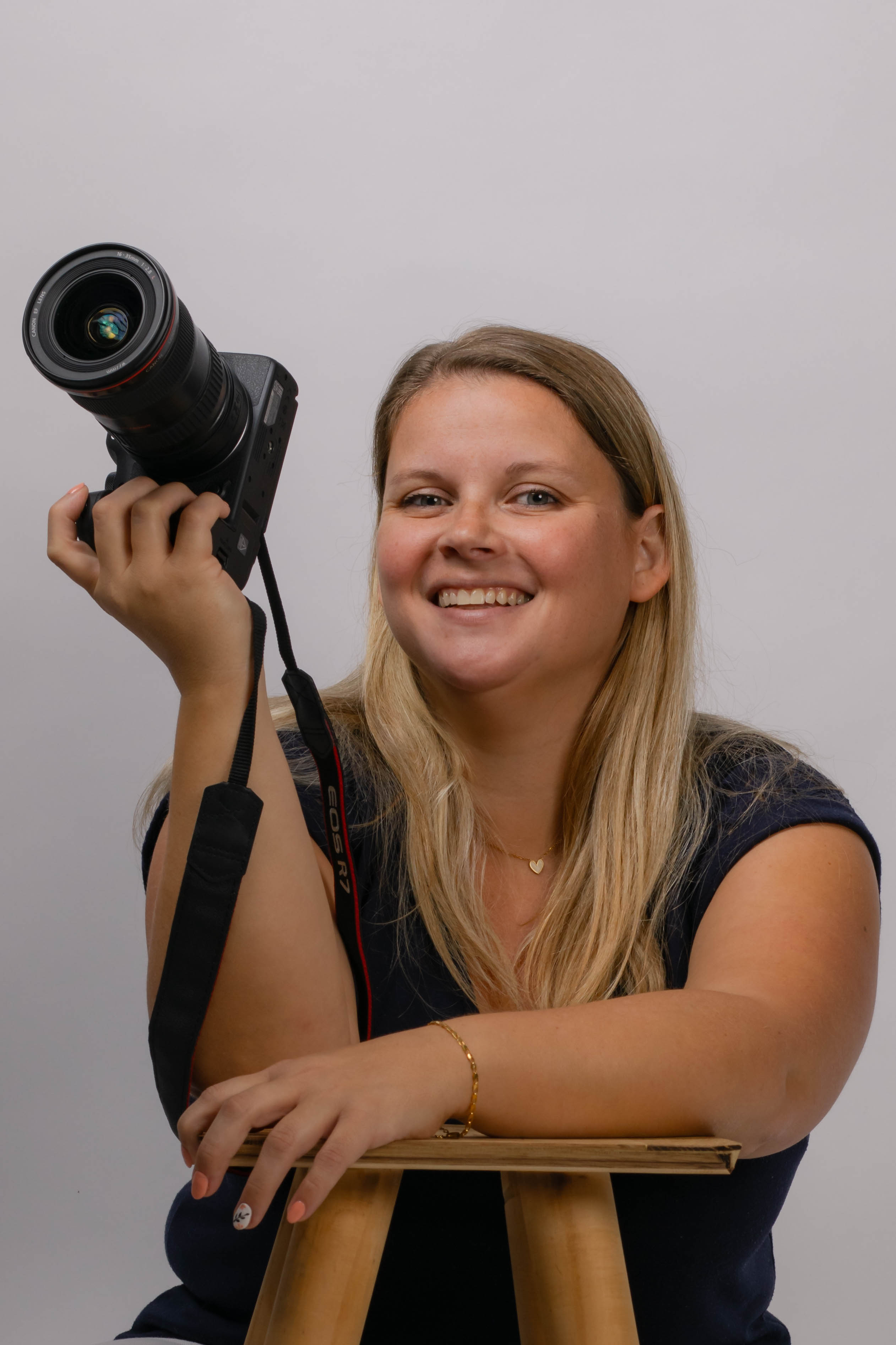 Julie Dugardin, photographe à Auchel dans le Pas-de-Calais, appareil photo à la main