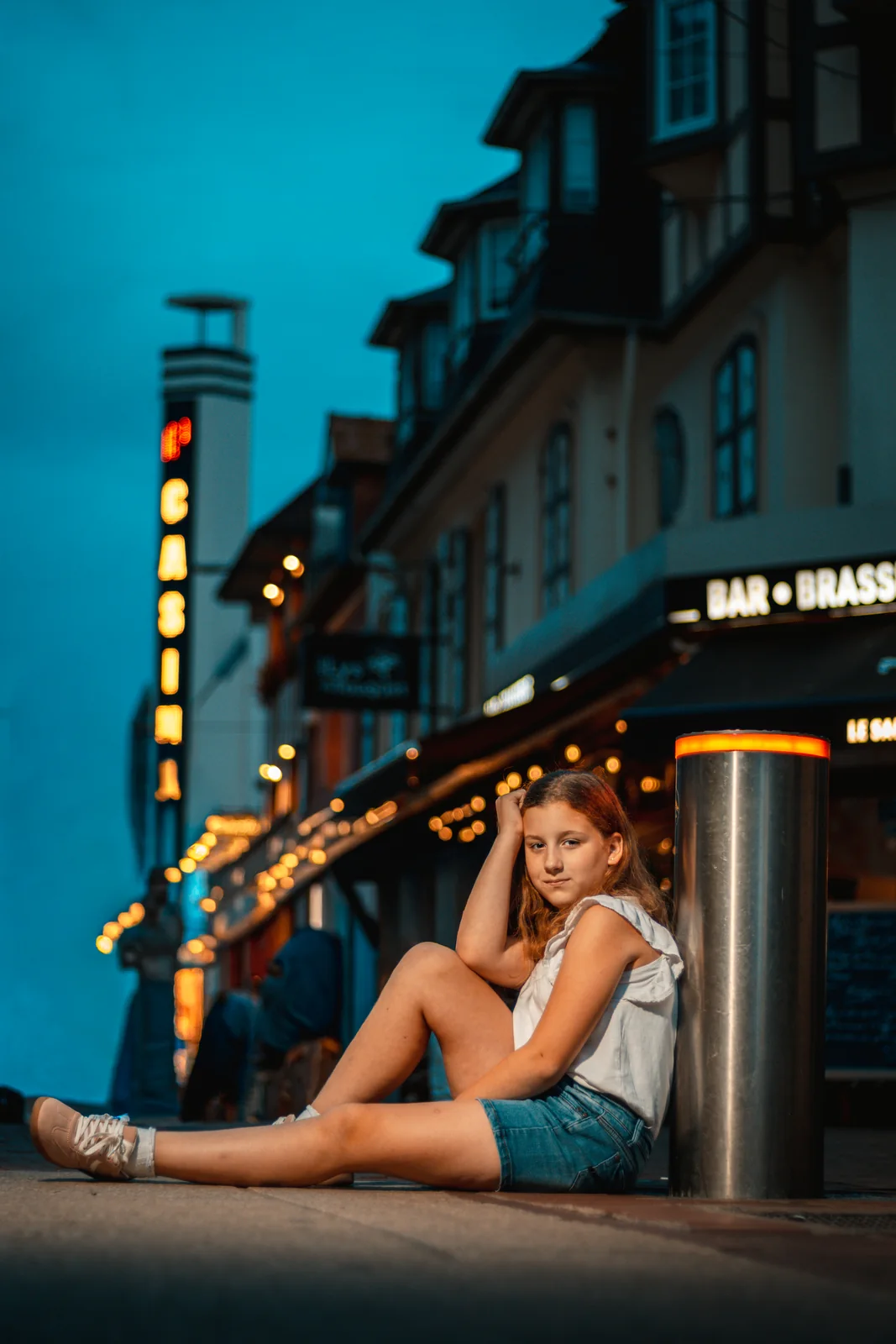 Portrait rue Saint-Jean au Touquet, à la tombée de la nuit — Julie Dugardin
